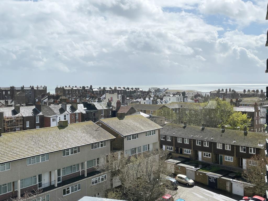 Lot: 75 - TWO-BEDROOM FLAT FOR IMPROVEMENT WITH SEA VIEWS -